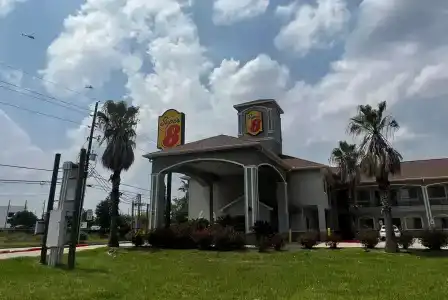 Super 8 by Wyndham Houston North I-45 - 24