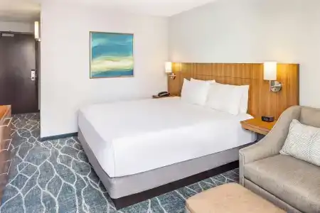 Hyatt Place Waikiki Beach - 3