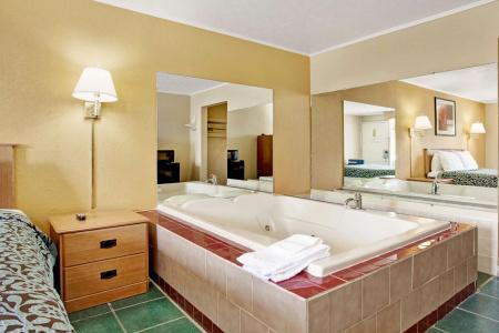 Days Inn by Wyndham West - 2