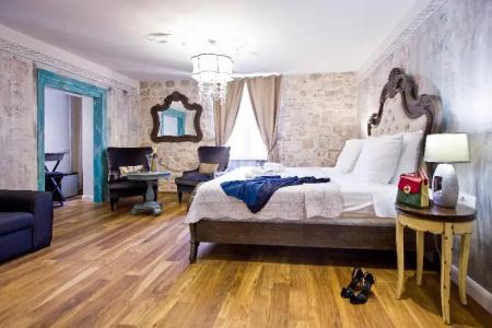 Plaza Marchi Old Town - Mag Quaint & Elegant Boutiques - 124