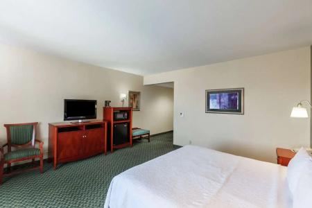 Hampton Inn & Suites West - 67