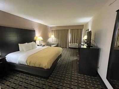 Quality Inn & Suites Downtown - 35