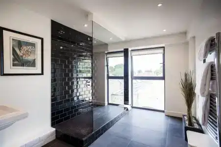 The Varsity & Spa - 5