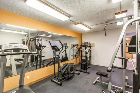 Econo Inn and Suites - 12