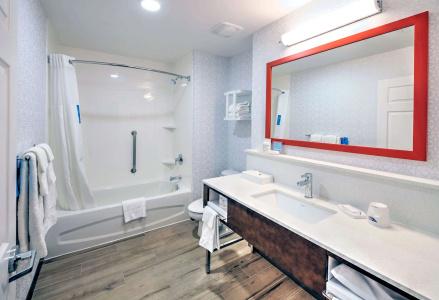 Hampton by Hilton - 8