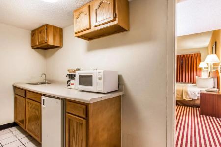 Econo Inn and Suites - 15