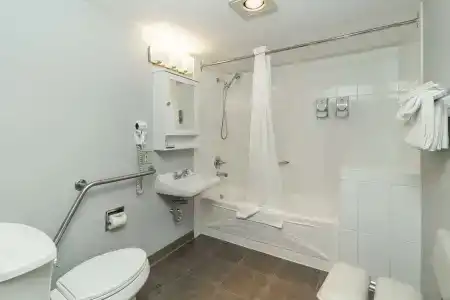 Quality Inn & Suites - 10