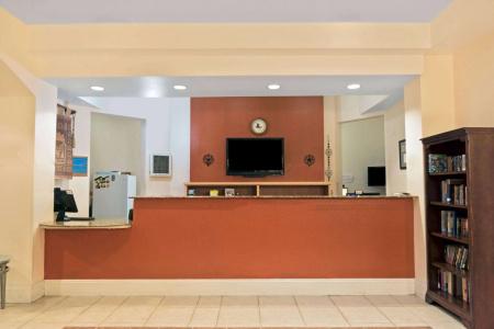 Super 8 by Wyndham Austin/Airport South - 1