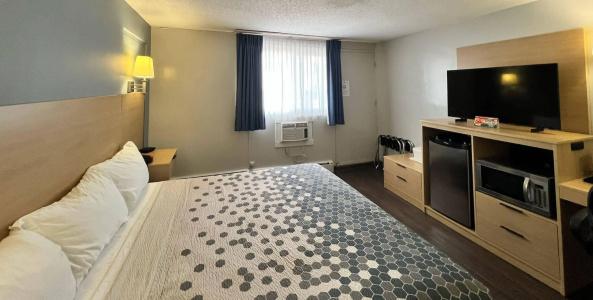 Econo Lodge Village - 72