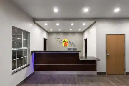 Super 8 by Wyndham San Antonio/Alamodome Area - 17