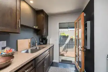 Shell Beach Inn - 66