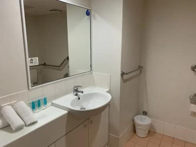 Outrigger Burleigh - 64
