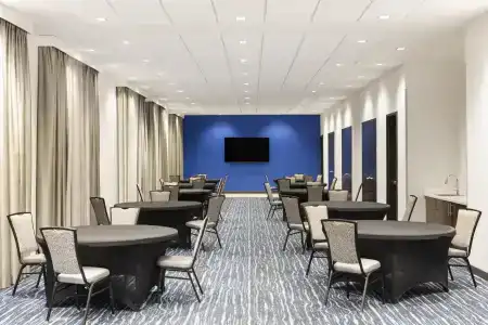 Glō Best Western Nashville Airport West - 16