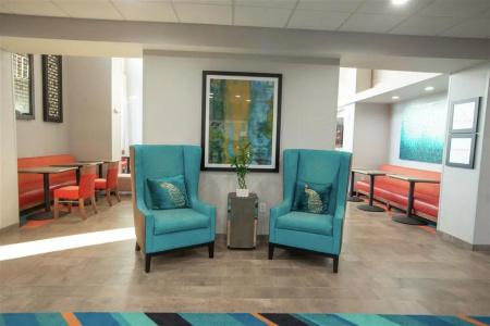 Hampton Inn & Suites Airport - 15