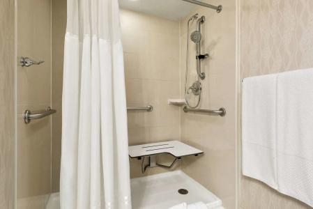 DoubleTree by Hilton Airport - 8