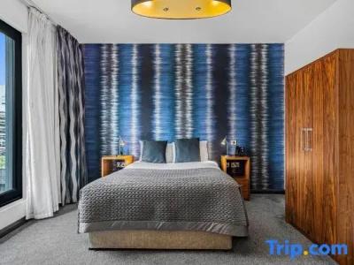The Ainscow, Bw Premier Collection - 136