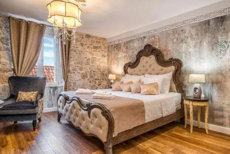 Plaza Marchi Old Town - Mag Quaint & Elegant Boutiques - 115