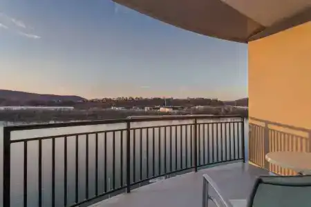 SpringHill Suites by Marriott Downtown/Cameron Harbor - 54
