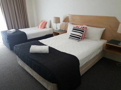 Outrigger Burleigh - 33