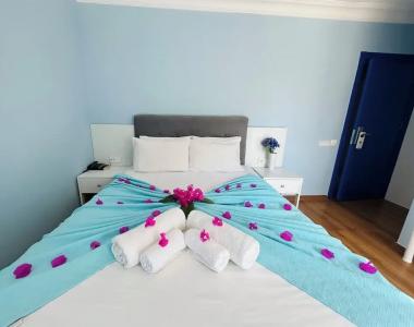 Boutique Marquis Blue - 32