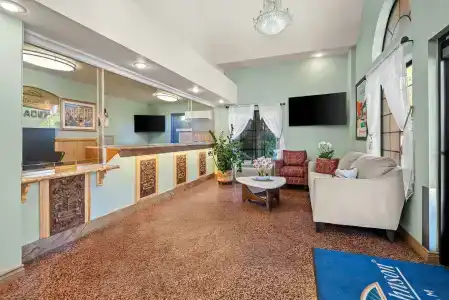Howard Johnson by Wyndham - 1
