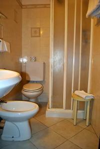 Auto Park Con Ristorante Interno e Grande Parcheggio Gratuito - 29
