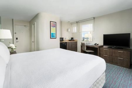 Courtyard by Marriott Waikiki Beach - 46