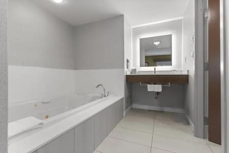 Holiday Inn Express and Suites, an IHG - 114