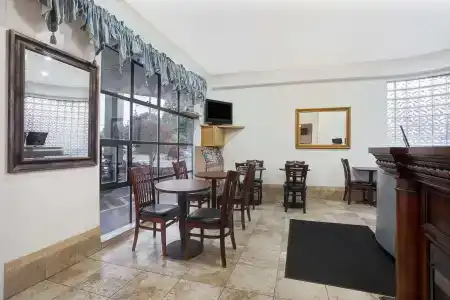 Days Inn by Wyndham North of Downtown - 7