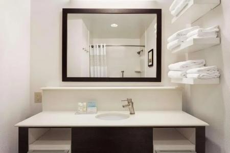 Hampton Inn - Colchester - 65