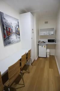 Reign Inn - 86