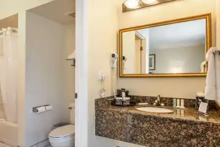 Clarion Inn & Suites Central Beach - 16