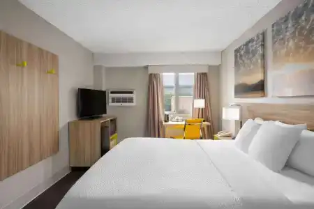 Days Inn & Suites by Wyndham - 1