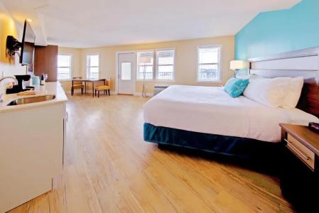 Commander & Suites - 112