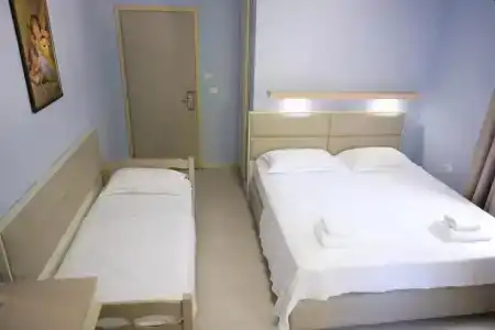 Andi - 27