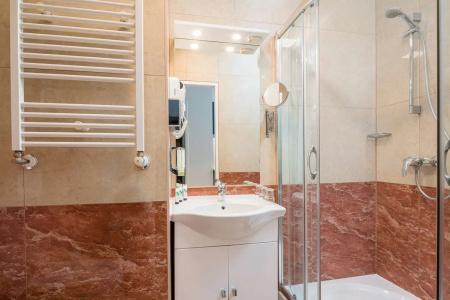 Best Western Plus Celebrity Suites - 80