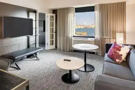 DoubleTree by Hilton & Suites - 69
