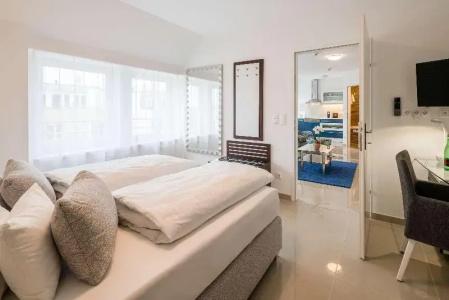 Best Western Plus Celebrity Suites - 88