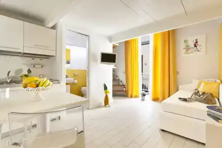 La Piazzetta Guest House - 4