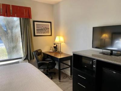 Days Inn & Suites by Wyndham - 45