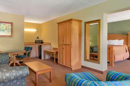 TraveInn & Suites by Wyndham Airport - 43