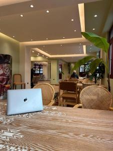 Maroon Bottle Boutique Suites - 8