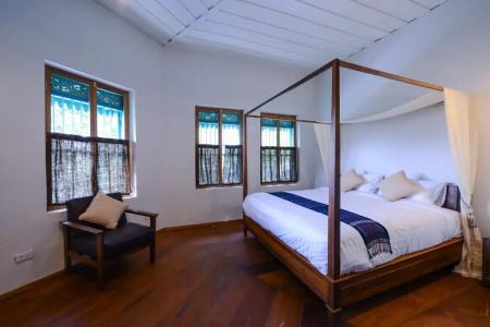 Neighbor Phuthon - 24