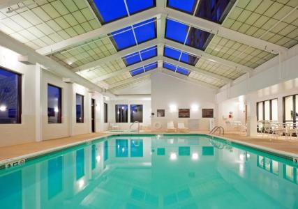 Hampton Inn Boston Logan Airport - 16