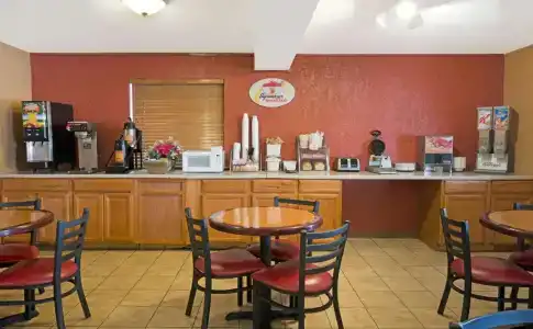 Super 8 by Wyndham West/Coors Blvd - 13