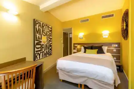 Kyriad Avignon - Palais des Papes - 73
