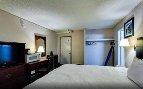 University and Suites - 3