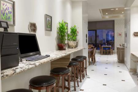 Ramada by Wyndham Flushing - 16