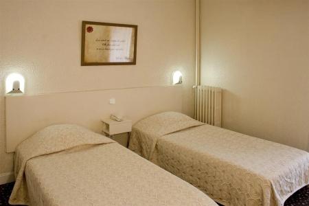 Ours Blanc - Place Victor Hugo - 17