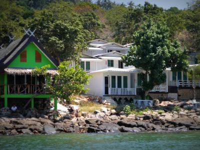 Phi Phi Cozy Seafront Resort - 17